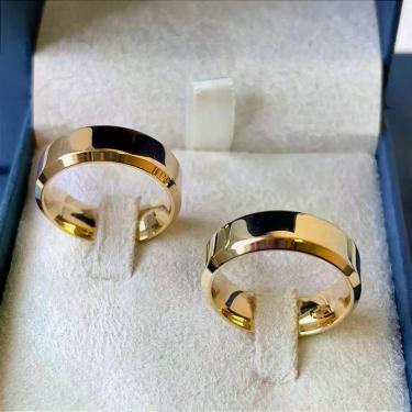 Imagem de Par de Alianças de Casamento Chanfrada 7mm em Ouro Amarelo 18k 26g - S
