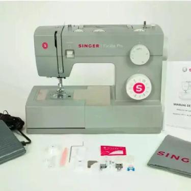 Imagem de Máquina de Costura Facilita Pro 4432 Singer, 220V