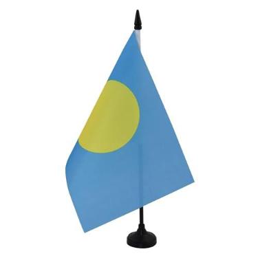 Imagem de Bandeira de mesa Palau da AZ Flag de 12,7 x 20,3 cm - Bandeira de mesa Palauan 21 x 14 cm - Bastão de plástico preto e base