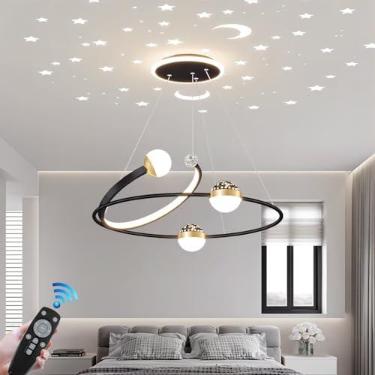 Imagem de Lustre LED com design moderno e criativo em formato de anel, com projeção de céu estrelado no abajur. Luminária pendente com regulagem remota de intensidade, estilo europeu, para teto, ideal