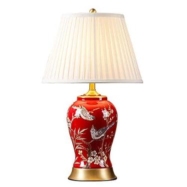 Imagem de Abajur de mesa em cerâmica com cúpula de tecido plissado, acabamento esmaltado vermelho, ideal para cabeceira de cama. Grande luminária de mesa oriental em cerâmica para decoração de quartos