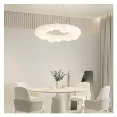 Imagem de Sala de estar escandinava moderna e minimalista em tom creme com luzes LED brancas para sala de jantar e quarto principal
