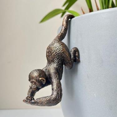 Imagem de JARPSIRY Engraçado pendurado macaco vaso de flores estatuetas vintage bronze resina animal decoração vaso vaso vaso decoração para casa jardim cerca varanda pátio gramado quintal ornamentos