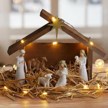 Imagem de Pinkunn 2 conjuntos de Natal de madeira estábulo de Natal com luz LED de estrela manjedoura de madeira de 26 cm para presépio creche estável decoração de mesa para família sagrada feriado religioso