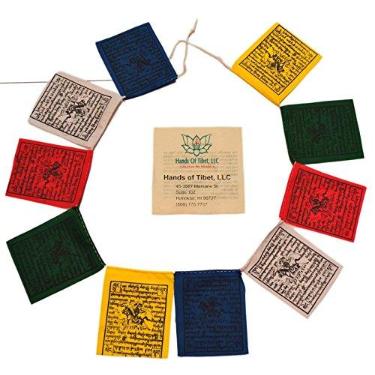 Imagem de Mini bandeiras de oração tibetanas de cavalo de vento do Nepal conjunto de 10 bandeiras. Cinco cores tradicionais tibetanas que são amarelo, verde, vermelho, branco e azul. Cada cor representa um