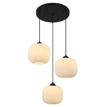Imagem de Lustre pendente moderno com 3 lâmpadas, globo fosco, estilo vintage, em vidro leitoso, cor preta, estilo contemporâneo, ideal para sala de estar e sala de jantar.