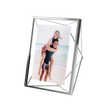 Imagem de Porta Retrato Prisma 5 X 7 Em Aço Umbra Cromo | Estrutura de arame de aço, formato geométrico exclusivo, exibe foto entre vidro, mesa ou mesa, ferragens incluídas