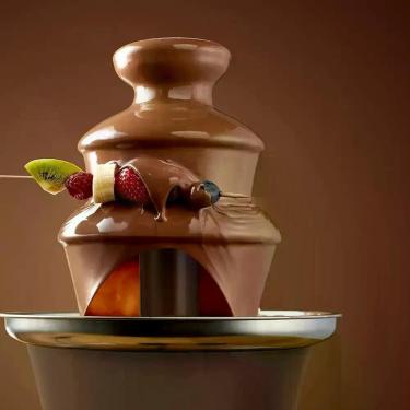 Imagem de Chocolate fondue fonte três camadas de chocolate derretimento com aque