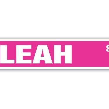 Imagem de LEAH Placa de rua com nome para crianças | Uso interno/externo | Placa de plástico de 46 cm de largura