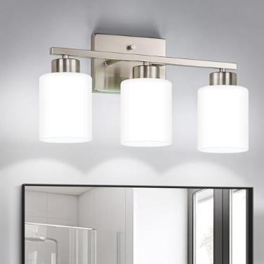 Imagem de FonmYim Luminária de banheiro de níquel escovado sobre espelho | Luminárias modernas de 3 luzes para banheiro com persianas de vidro fosco branco leitoso, soquete E26 (lâmpadas não incluídas