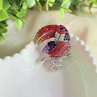 Imagem de Broche de Tucano Vermelho com Pedras Brilhantes - Pistache Acessórios,