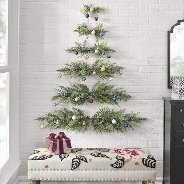 Imagem de Árvore de Natal de parede com bolas decorativas, mini meia árvore de Natal DIY, galhos de árvore de Natal artificiais, decoração de árvore de Natal verde para pendurar na parede para suprime