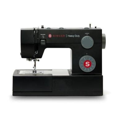 Imagem de HD4423 Black Máquina de Costura Heavy Duty 220V Singer | 23 pontos, até 1.100 pontos/minuto, casa de botão em 1 passo, braço livre e base em aço inoxidável.