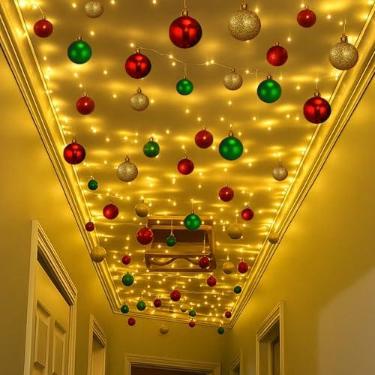 Imagem de Soulchen Conjunto de decorações de teto de corredor de Natal, decorações de | 82 enfeites de bola de Natal, 100 ganchos adesivos de teto e cordas de luz LED de 19,8 m, decoração de luz mágica para férias