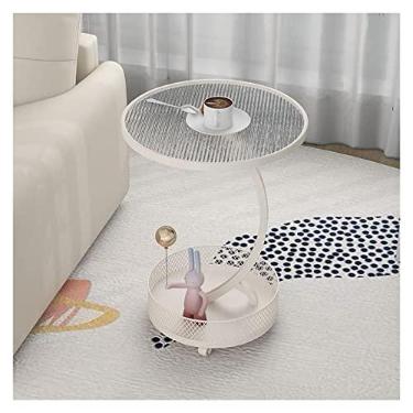 Imagem de Mesa lateral moderna pequena com prateleira de cesta de armazenamento, carrinho de rodinhas com rodas, mesa de cabeceira pequena de 2 camadas para sala de estar, quarto, mesa de canto redonda com mesa de centro anti-queda