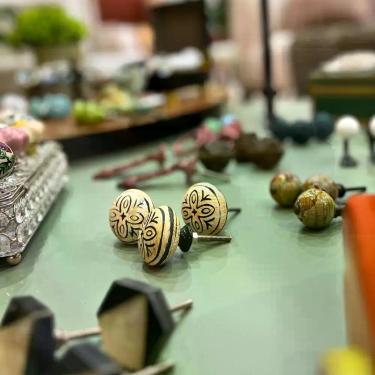 Imagem de Puxador Decorativo Tribal Marrom Preto Desenhado em Madeira - Besha Se