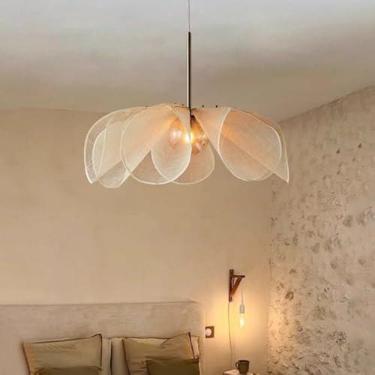 Imagem de Luminária pendente estilo francês creme com requintado design floral - Ideal para espaços minimalistas nórdicos e com toque vintage japonês. Ambiente sofisticado (Diâmetro 60cm)
