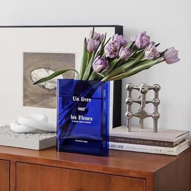 Imagem de Decoração de casa moderna: vaso de flores de livro transparente, suporte de flores de acrílico e organizador que economiza espaço