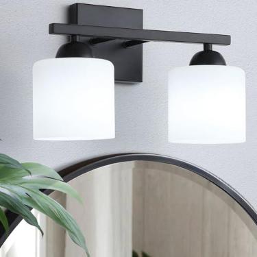 Imagem de QHANTOMIZE Luminária de toucador preta fosca de 2 luzes, luminárias modernas de banheiro sobre espelho, luminária de vaidade com persianas de vidro branco leitoso, arandela de parede preta de fazenda