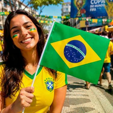 Imagem de Bandeirinhas Haste Mão Brasil Torcedor Copa Mundo Kit 12pçs com Plástica Amarelo e Verde 40CM 30CM