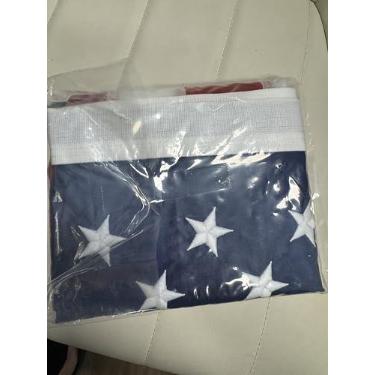 Imagem de Bandeira americana de 3 x 5 pés feita nos EUA por fabricante certificado pela FMAA. Bandeiras dos EUA para ambientes internos e externos, 91,44 cm x 1,52 m, estrelas bordadas e listras costuradas com ilhós de latão. (7,6 x 12,7 cm)