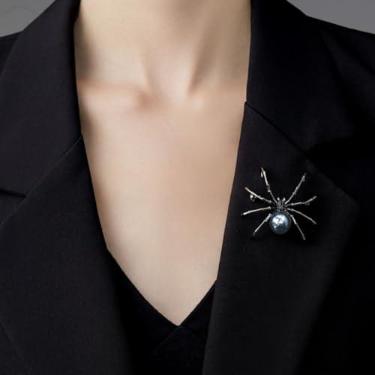 Imagem de Broche de aranha exclusivo com detalhes de pérola, dois estilos preto e branco, broche de lapela estilo punk vintage para mulheres e homens, acessório de joias de moda para vestido de terno, one size