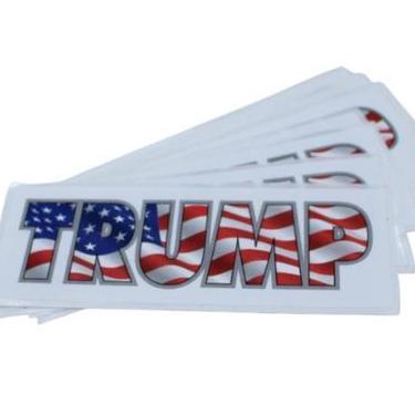 Imagem de Adesivo da campanha presidencial do Trump em 2024 medindo 22,5 x 7,5 c