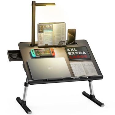 Imagem de Bandeja de cama SAIJI para notebook com luminária de mesa de LED, suporte ajustável, dobrável, couro PVC 2GG, com suporte para livros, descanso de pulso, espaço extra para as pernas (Preto)