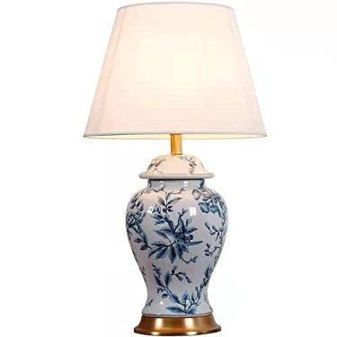 Imagem de Abajur de mesa chinês em porcelana azul e branca com esmalte cerâmico, estilo antigo de Jingdezhen, para quarto ou mesa de cabeceira. Luminária criativa em formato de vaso pintado à mão.