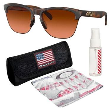 Imagem de Oakley Óculos de sol Frogskins Lite 0OO9374 armação marrom fosco tartaruga com lentes degradê marrom Prizm com kit oficial de óculos