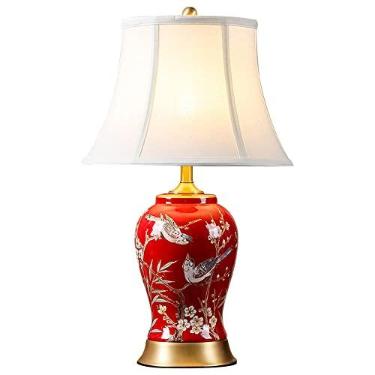 Imagem de Abajur de mesa em cerâmica com cúpula de tecido plissado, acabamento esmaltado vermelho, ideal para cabeceira de cama. Grande luminária de mesa oriental em cerâmica para decoração de quartos